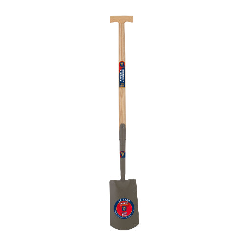 Spade met een houten steel