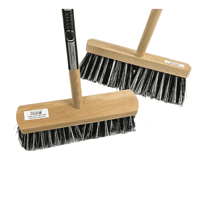 Synx Tools Old Dutchie straatbezem met houten steel voor buiten