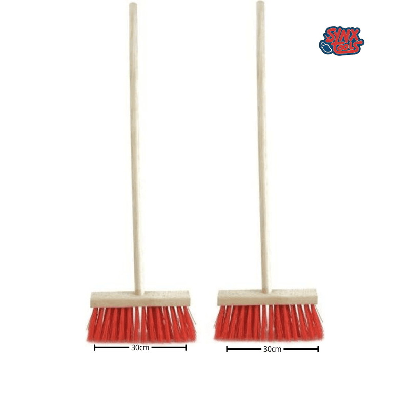 Synx Tools Set 2x van Buitenbezem Rood - Tuinartikelen - Tuinsetjes - Veger - Straatbezem steel 120/ 28cm breed - Bezemsteel - Buiten bezem met steel
