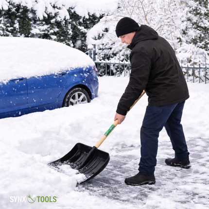 Sneeuwschep met houten steel van 123 cm gebruikt op besneeuwde oprit – Synx Store
