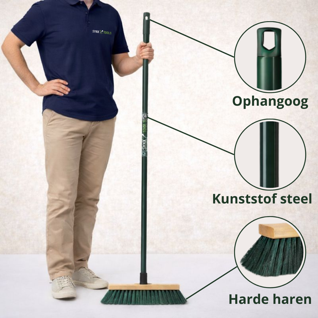 Man in polo met groene bezem met harde haren op neutrale achtergrond –