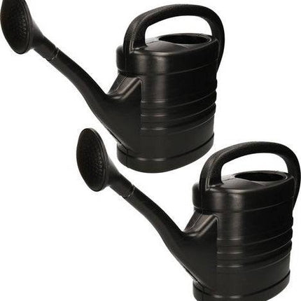 Zwarte kunststof gieter met sproeikop voor nauwkeurig water geven – Synx Store