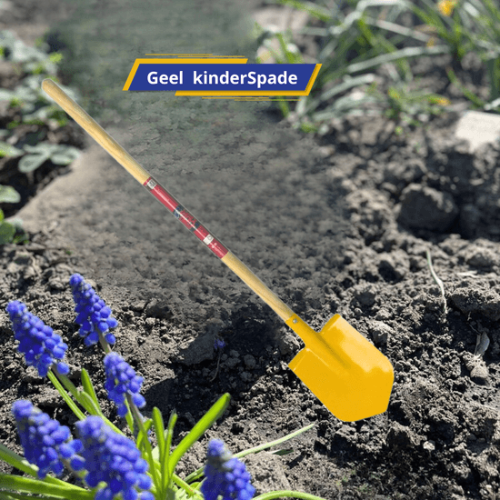 kinderschep met een houten steel en een gele metalen blad in een tuin