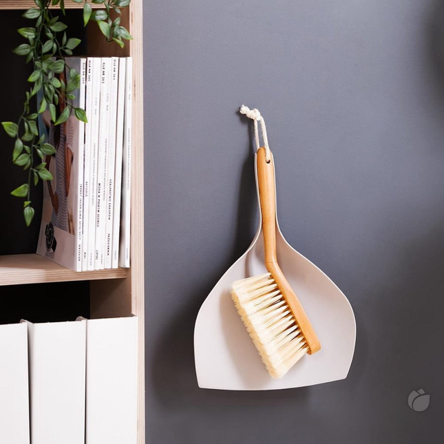 Synx Tools Innenbesen Fibersoft mit Stiel (140 cm) – Weicher Besen für den Innenbereich – Raumkehrer &amp; ECO-Kehrschaufel-Set (Bambus-Kollektion)