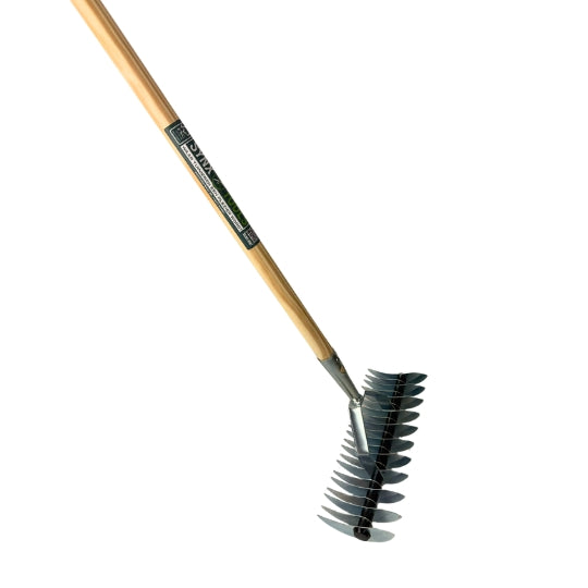 Verticuteerhark met lange steel voor gras verticuteren in de tuin

