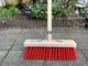 Tuinbezem 40 cm Nylon met houten steel voor buitengebruik