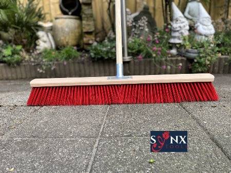 Synx Tools Stalbezem Kunststof bezem 80 cm - Straatbezem - Schrobborstels - Bezems - Buitenbezem  Kunststof haren -met  Steel 160 cm
