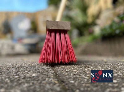Synx Tools Straatbezem Nylon Rood 50cm - Bezems - Vegers - Stadsbezem - Buitenbezem - Tuinartikelen - Met steel 150cm