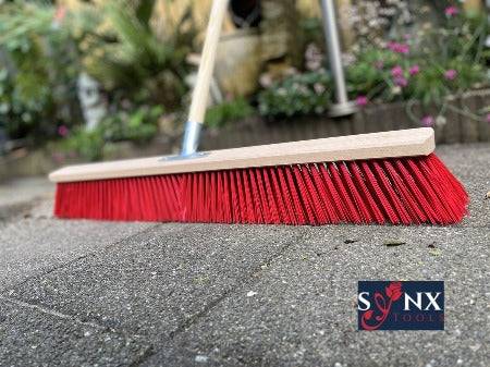 Synx Tools Stalbezem Kunststof bezem 80 cm - Straatbezem - Schrobborstels - Bezems - Buitenbezem  Kunststof haren -met  Steel 160 cm