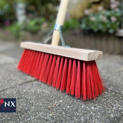 Tuinbezem 35 cm met houten steel voor buitengebruik