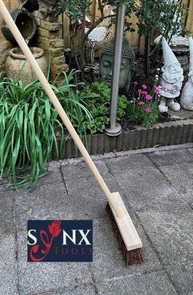 Stadsbezem 30 cm met houten steel voor straat en oprit