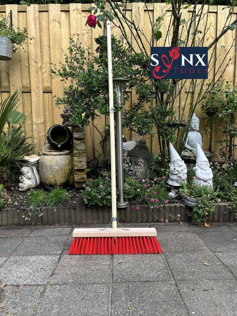 Synx Tools Straatbezem Nylon Rood 50cm - Bezems - Vegers - Stadsbezem - Buitenbezem - Tuinartikelen - Met steel 150cm
