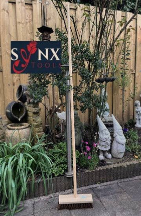 Stadsbezem 30 cm met houten steel voor straat en oprit