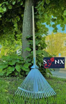 Verstelbare gazonhark van Synx Tools met 150 cm steel en 22 verenstalen tanden