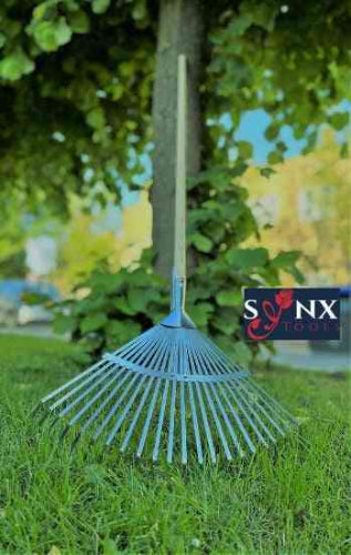 Verstelbare gazonhark van Synx Tools met 150 cm steel en 22 verenstalen tanden