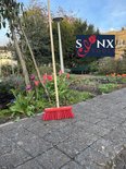 Synx Tools - Straatbezem - Kunststofvezel 30 cm - Rode kap - Met steel 150 cm