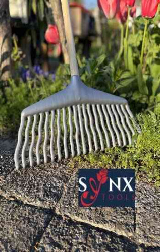 Kunststof bladhark van Synx Tools met 21 tanden en houten steel van 140 cm